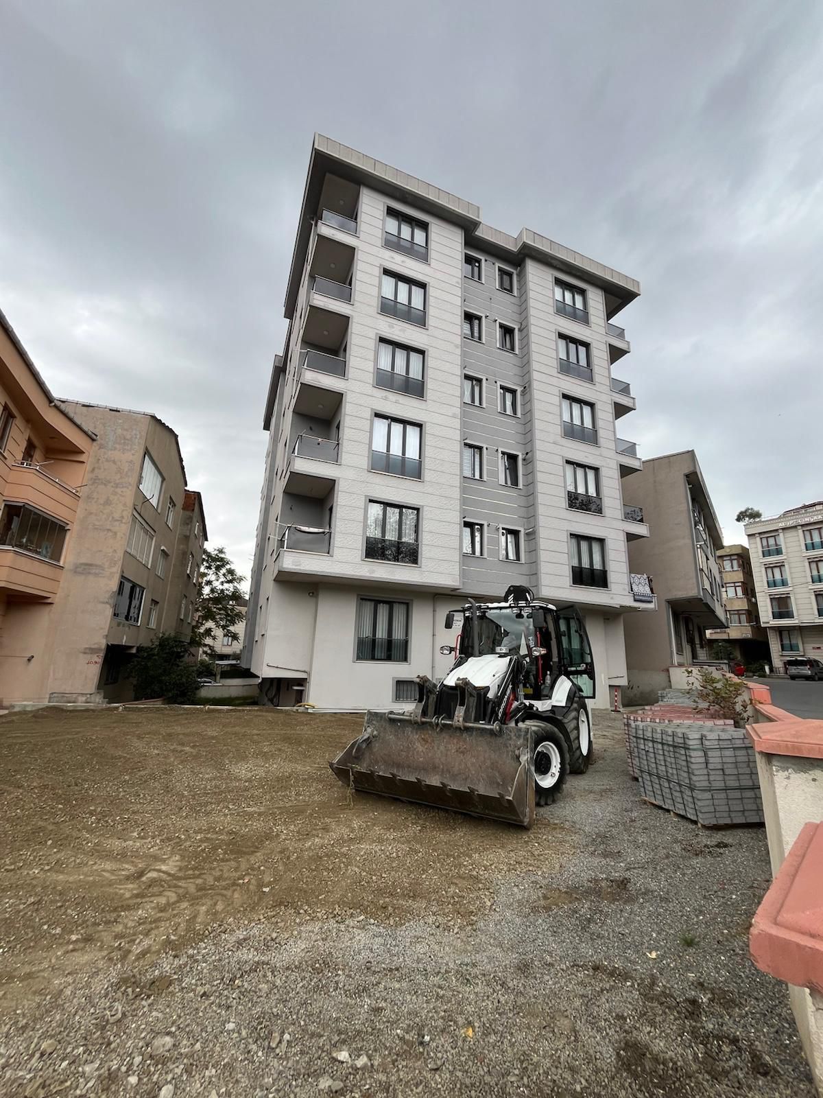 Kadıköy apartman önünde kentsel saha hazırlığı yapan beko-loader