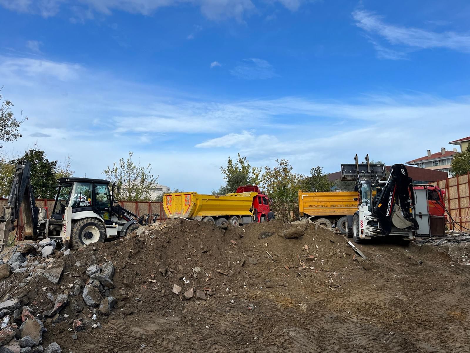 Kadıköy Kepçe Kiralama filosu — beko-loader ve hafriyat kamyonları sahada