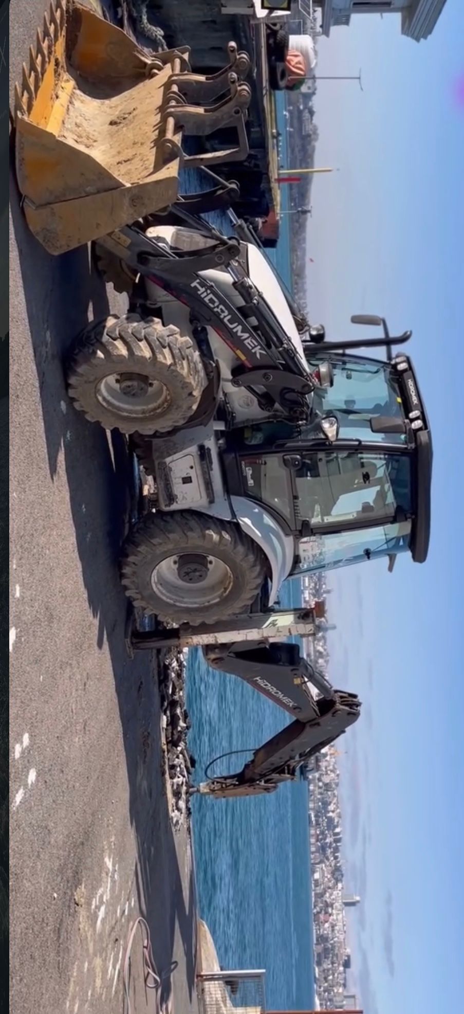 Hidromek beko-loader ön kovasının yakın çekim detayı